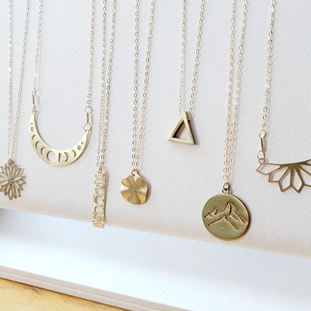 Minimalist Wavy Disc Gold Necklace